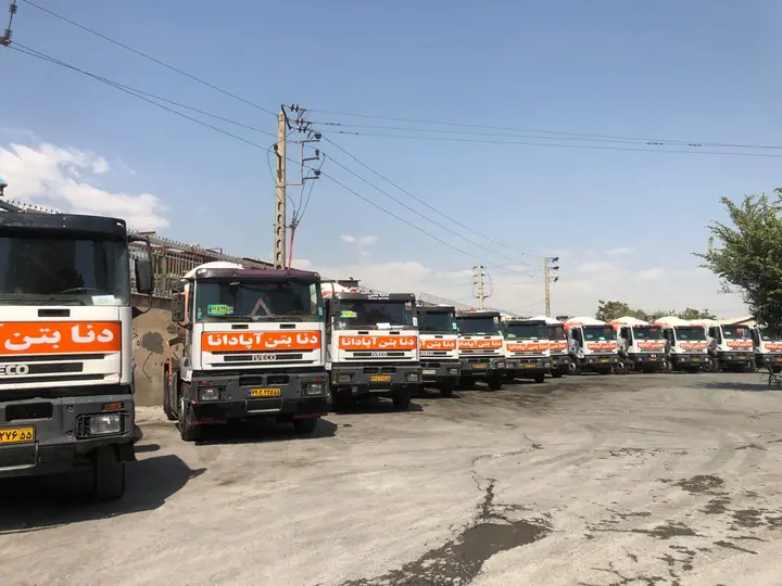 ناوگان تراک‌میکسرهای دنا بتن آپادانا مقابل کارخانه
