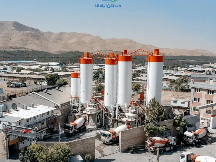 نمای کلی کارخانه بتن آماده دنا بتن آپادانا با سیلوها و ناوگان تراکمیکسر